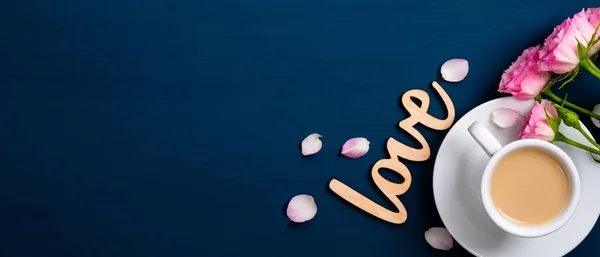 발렌타인데이 깃발. Roses bouquet, coffee cup, petals, wooden text sign Loveon blue background. 수평 방향, 맨 위 방향. 사랑 과 로맨스 개념. — 스톡 사진