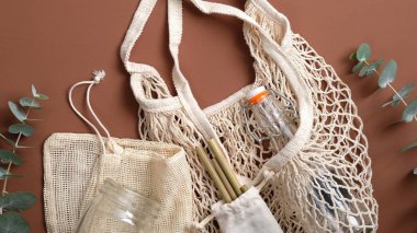 Sıfır atık. Çevre dostu torbalar, cam şişe ve bambu pipetleri. Plastiksiz sürdürülebilir yaşam tarzı. Düz yatış, üst görünüm.