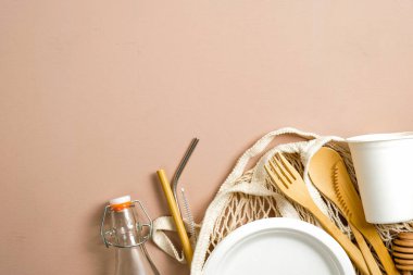 Çevre dostu bambu takımı, yeniden kullanılabilir kahve fincanı, balık ağı torbası ve cam süt şişesi. Sıfır atık, plastiksiz konsept. Sürdürülebilir yaşam tarzı.