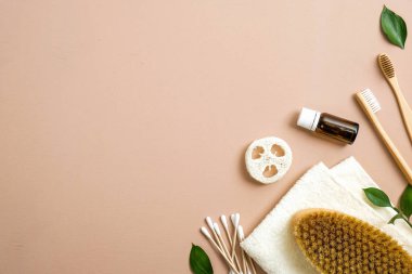 Çevre dostu banyo ekipmanları. Banyo fırçası, havlu, kulak çubuğu, bambu diş fırçası, luffa süngeri, gerekli yağ. Kopyalama alanı olan üst görünüm. Sıfır atık, plastiksiz konsept.