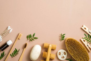 Doğal banyo aksesuarları, organik spa ve güzellik ürünleri. Sıfır atık, plastiksiz konsept. Ev yapımı sabun, bambu diş fırçası, tahta raptiyeler, luffa süngeri, kulak çubukları, spa fırçası..
