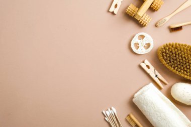 Kahverengi arka planda sıfır atık banyo öğesi vardı. Üst düzey el yapımı sabun, eko doğal bambu diş fırçaları, tahta raptiyeler, banyo fırçası ve havlu. Plastiksiz, çevre dostu organik ürün konsepti