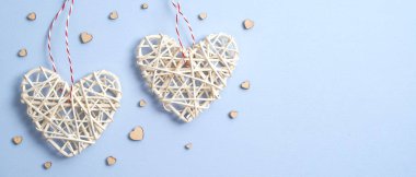 Mavi arka planda iki el yapımı kalp. Sevgililer günü afişi ya da sevgi sembollü tebrik kartı modeliyle. Düz konum, üst görünüm, kopyalama alanı.