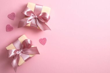 Pembe arka planda hediye kutusu olan sevgililer günü kalpleri. Mutlu kadınlar, anneler, sevgililer günü, doğum günü için sevgi sembolleri içeren tebrik kartı tasarımı.