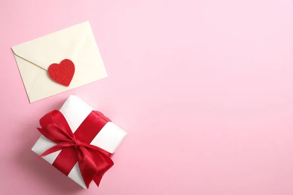 Feliz Dia dos Namorados conceito. Composição romântica com carta de amor e caixa de presente em fundo rosa. Flat lay, vista superior, espaço de cópia . — Fotografia de Stock