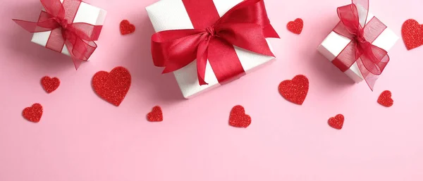 情人节背景，白色礼品盒装饰红丝带蝴蝶结和红心。 情人节的概念 — 图库照片