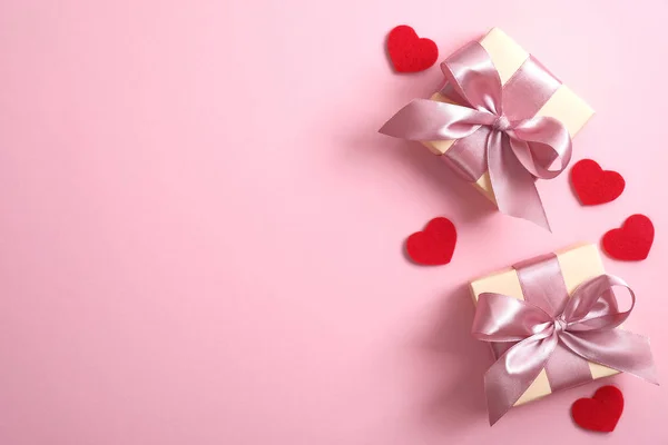 Geschenkdozen en hoort op roze achtergrond. Happy Mother 's, Valentijnsdag of verjaardag wenskaart ontwerp. — Stockfoto