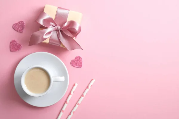 Valentine's day composition with gift box, hearts, coffee cup and drink straw on pink background. Flat lay, top view, copy space. Greeting card mockup for Valentine's Day, Happy Women's day — 스톡 사진