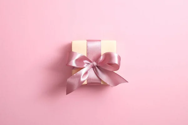 Gift box with ribbon bow on pink background. Elegant, minimal, stylish design. Valentine's, Mother's, Woman's day or birthday present. — Stock Photo, Image
