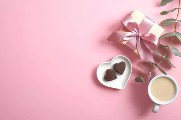 Romantic Valentine's day composition with cup of coffee, gift box, sweet heart shaped candy on pink background. Flat lay, top view, copy space. — 스톡 사진