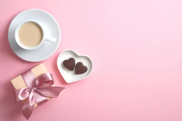 Coffee cup, gift box and sweet candy heart shaped on pink background. Flat lay, top view, copy space. Happy Valentine's Day concept. — 스톡 사진