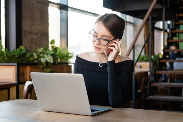 Geschäftsfrau arbeitet in Café am Laptop — Stockfoto