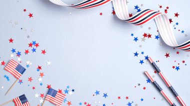 Bağımsızlık Günü Usa bayrağı Amerikan bayrakları, pipet, konfeti ve kurdele ile hazırlanıyor. ABD Başkanları Günü, Amerika İşçi Bayramı, Anma Günü, ABD seçim konsepti.