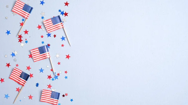 Presidenten Dag Usa, Onafhankelijkheidsdag, Ons verkiezingsconcept. Amerikaanse vlaggen en confetti sterren op blauwe achtergrond. Vlakke lay, bovenaanzicht. — Stockfoto