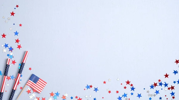 Happy Presidents Day spandoek met Amerikaanse vlag, rietjes en confetti op blauwe achtergrond. Usa Onafhankelijkheidsdag, Amerikaanse Dag van de Arbeid, Memorial Day, Ons verkiezingsconcept. — Stockfoto