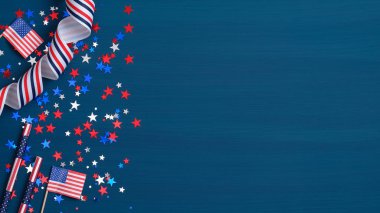 Başkanlar Günü konseptin kutlu olsun. Grosgrain kurdelesi, Amerikan bayrakları ve konfeti yıldızları mavi arka planda fotokopi alanı ile. Usa Bağımsızlık Günü veya Anma Günü için web pankartı şablonu.