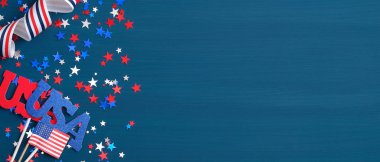 Başkanlık Günü Usa konsepti. Üzerinde Usa imzalı, Amerikan bayrağı renklerinde grosgrain kurdelesi ve konfeti yıldızları olan şenlikli düz bir kompozisyon. Bağımsızlık Günü veya Anma Günü için geniş pankart şablonu.