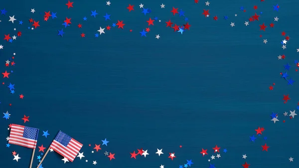 Gelukkige Onafhankelijkheidsdag, 4 juli wenskaart met Amerikaanse vlaggen en confetti sterren op blauwe achtergrond. Gelukkige Juli Vierde concept. — Stockfoto