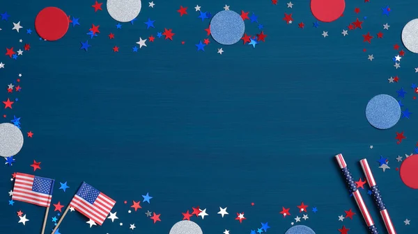 Gelukkige 4 juli, Onafhankelijkheidsdag wenskaart horizontale banner. Gelukkige vierde juli concept. Amerikaanse vlaggen, rietjes drinken en confetti ster op blauwe achtergrond. — Stockfoto