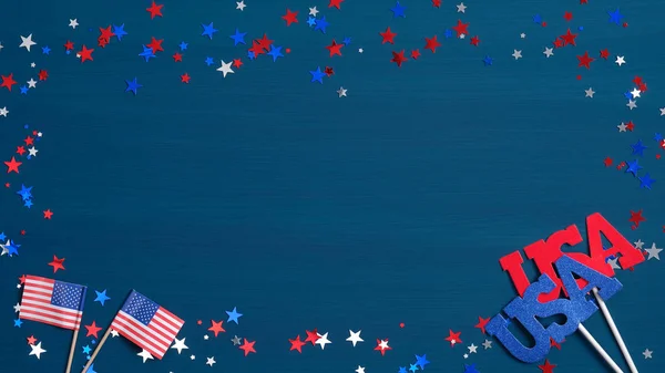 Happy Presidents Day achtergrond met Amerikaanse vlaggen, confetti sterren en borden Usa op blauw. Platte lay, bovenaanzicht, kopieerruimte. Wij Onafhankelijkheidsdag banner mockup. — Stockfoto