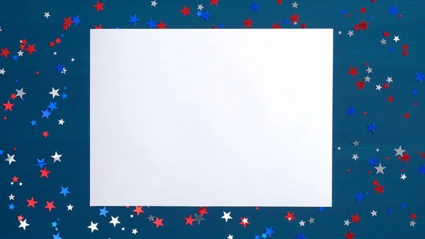 Blanco papieren kaart op blauwe achtergrond met confetti sterren in Amerikaanse vlag kleuren. Platte lay, bovenaanzicht, kopieerruimte. Gelukkige presidentsdag, Usa Onafhankelijkheidsdag, Dag van de Arbeid of Memorial Day, Ons verkiezingsconcept — Stockfoto