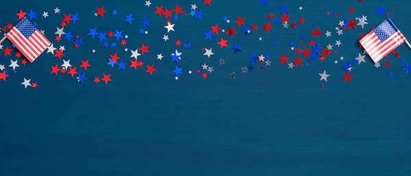 Amerikaanse vlaggen en confetti sterren op blauwe achtergrond. Gelukkige President Dag Banner maquette. Usa Onafhankelijkheidsdag, Dag van de Arbeid, Memorial Day, Ons verkiezingsconcept. — Stockfoto