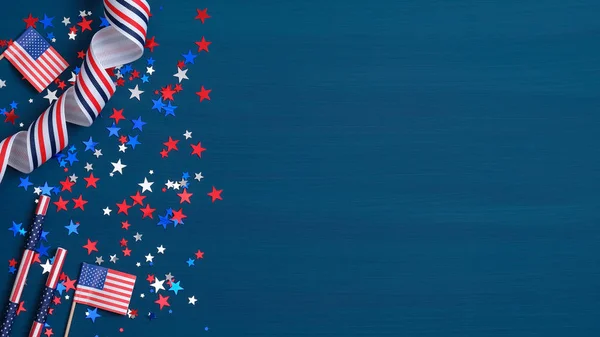 Concepto del Día del Presidente. Cinta de grano grueso, banderas americanas y estrellas de confeti sobre fondo azul con espacio para copiar. Plantilla de banner web para USA Día de la Independencia o Memorial Day . — Foto de Stock