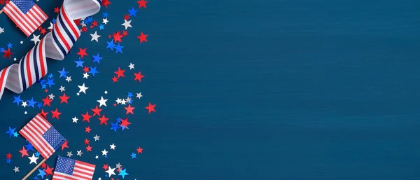 Bandeira feliz do Dia dos Presidentes com fita grosgrain, bandeiras americanas e estrelas confetti em fundo azul. Dia da Independência dos EUA, Dia do Trabalhador Americano, Dia do Memorial, Conceito eleitoral dos EUA . — Fotografia de Stock