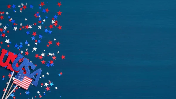 Gelukkige presidentsdag Usa concept. Feestelijke platte lay style compositie met uithangbord Usa, grof lint in Amerikaanse vlag kleuren en confetti sterren. Breed banner sjabloon voor Onafhankelijkheidsdag of Arbeidsdag. — Stockfoto