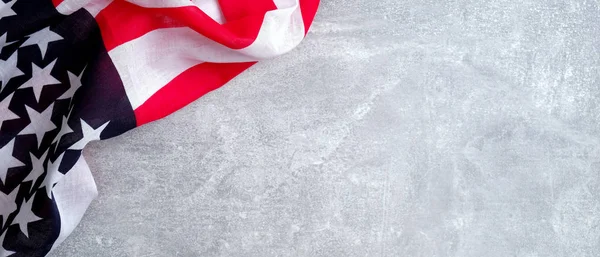 Amerikaanse vlag op beton stenen achtergrond met kopieerruimte. Banner sjabloon voor Usa Memorial Day, Presidenten dag, Veteranen dag, Dag van de Arbeid, of 4 juli viering. — Stockfoto