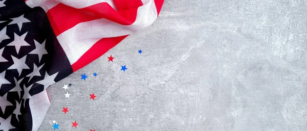 USA Drapeau américain et étoiles confettis sur fond de pierre de béton avec espace de copie. Modèle de bannière pour la fête des présidents, la fête des anciens combattants américains, la fête du travail ou la fête de l'indépendance . — Photo