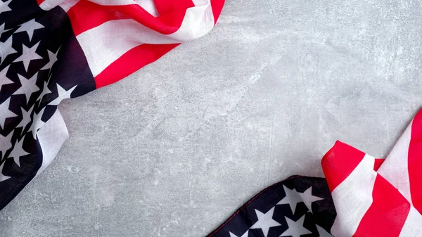 Frame van ons Amerikaanse vlaggen op beton stenen achtergrond. Banner sjabloon voor Presidenten dag, Usa Memorial dag, Veteranen dag, Dag van de Arbeid, of 4 juli viering. Met lege ruimte voor tekst — Stockfoto