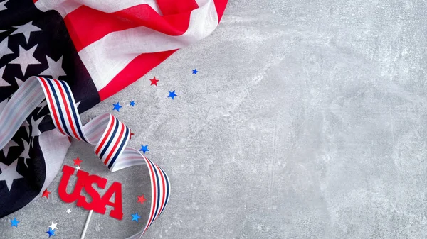 Gelukkige presidenten dag poster met Amerikaanse vlag, grof lint en teken Usa op beton stenen achtergrond. Vlakke lay, bovenaanzicht, kopieerruimte. — Stockfoto