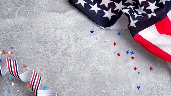 Drapeaux américains et étoiles confettis sur fond de pierre de béton avec espace de copie. Modèle de bannière pour la fête des présidents, la fête commémorative des États-Unis, la fête des anciens combattants, la fête du travail ou la célébration du 4 juillet . — Photo