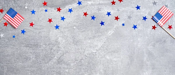 Bağımsızlık Günü 'nde Amerikan bayrakları ve konfeti yıldızlarıyla beton arka planda yapılan Bağımsızlık Günü' nün afişleri.. — Stok fotoğraf