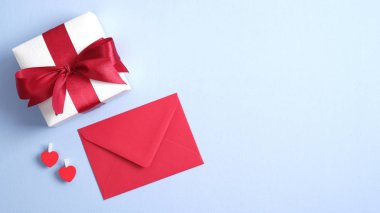 Sevgililer Günü arkaplanı, hediye kutusu, kırmızı kalpler ve zarf. Düz konum, üst görünüm, kopyalama alanı. Sevgililer Günü, aşk, romantizm konsepti.