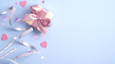Sevgililer Günü geçmişi şık parti dekorasyonları, hediye kutusu, pembe kalpler, kurdele, pipet içmek. Sevgililer Günü afiş şablonu. Minimal düz yatış stili. Aşk ve aşk kavramı