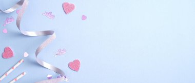 Sevgililer Günü geçmişi şık parti dekorasyonları, pembe kalpler, kurdele, pipetler. Sevgililer Günü afiş şablonu. Minimal düz yatış stili. Aşk ve aşk kavramı