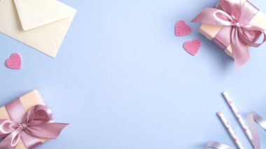 Sevgililer Günü kartı tasarımı, hediye kutuları, zarf, pipet, kurdele, kalp. Sevgililer Günü ya da Anneler Günü için pankart modeli. Aşk ve aşk kavramı.