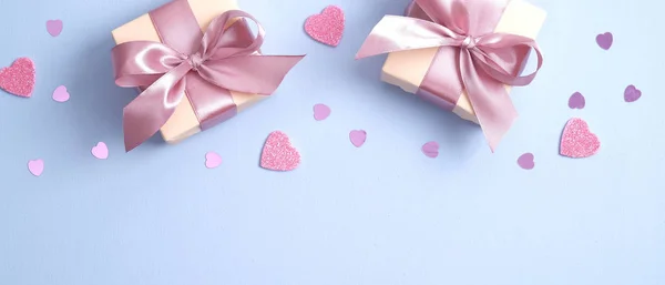 Sevgililer Günü arka planında pembe kurdeleli hediye kutuları ve kalp şeklinde konfeti var. Sevgililer Günü afiş şablonu. Aşk ve aşk kavramı. — Stok fotoğraf