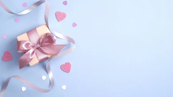 Fondo de San Valentín con caja de regalo, cinta, corazones rosas. Sorpresa de San Valentín. Banner maqueta para el día de San Valentín, cumpleaños o día de las madres —  Fotos de Stock