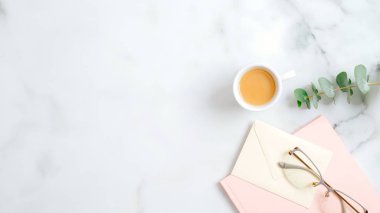 Bir fincan kahve, bardak, pembe kağıt defter ve mermer zemin üzerinde aşk mektubu olan bir kadın çalışma alanı. Düz konum, üst görünüm, kopyalama alanı. Düğün, gelin, evlilik kavramı.