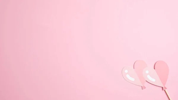Alla hjärtans dag bakgrund med två hjärtan dekoration på rosa. Platt ligg, ovanifrån, kopiera utrymme. Kärlek, romantik, Alla hjärtans dag koncept. — Stockfoto