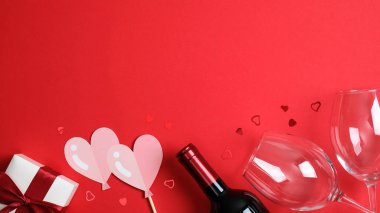 Sevgililer Günü 'nüz kutlu olsun. Romantik tebrik kartı şablonu, poster, şarap şişeli pankart, gözlük, kalp süslemesi, hediye kutusu, konfeti. Düz yerde, üst tarafta. Sevgililer günü çift yemeği konsepti.