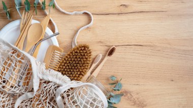 Yeniden kullanılabilir pamuk örgüsü organik organizatör el çantası bambu diş fırçaları, eko doğal ahşap çatal bıçak takımı, saç tarağı, okaliptüs yaprağı. Sıfır atık. Sürdürülebilir yaşam tarzı