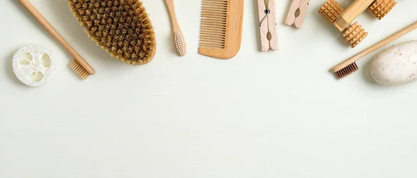 Zero waste bathroom accessories on green background. Frame border of luffa sponge, massage brush, bamboo toothbrushes, hair comb, wooden pins, handmade soap. Eco-friendly bath products, beauty and spa — 스톡 사진