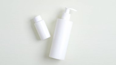 Pompalı beyaz plastik şişe ve saç kabı modelleme için gerekli yağ. Kozmetik Spa, Şampuan ve Losyon Paketleme