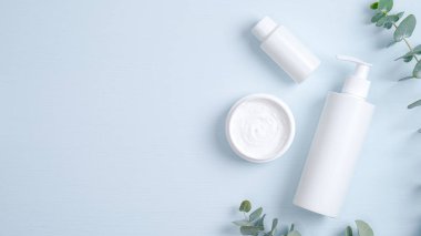 Spa kozmetik ürünleri markalaştırma konsepti. Doğal organik kozmetik krem, bitkisel sıvı sabunla dolu beyaz pompa şişesi, gerekli yağ kabı. Minimalist düz yatış biçimi
