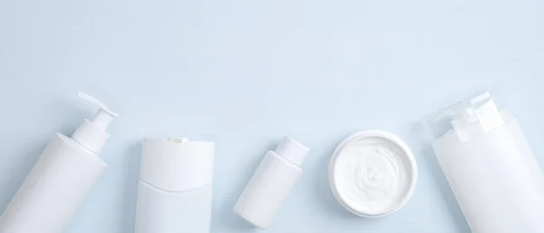 Produits cosmétiques SPA maquette de marque. Bouteille de pompe claire pour savon liquide, huile essentielle de soins capillaires, bouteille de shampooing, pot avec crème pour le corps, paquet de lotion gel douche. Style plat minimaliste laïc — Photo