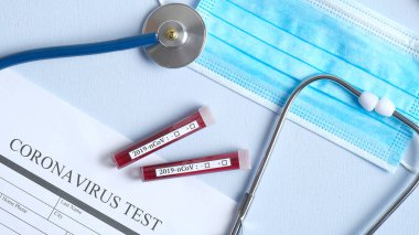 Coronavirus Testi, analiz için kan tüpleri, solunum maskesi ve stetoskop hastanedeki masada. 2019-ncov virüsü Wuhan, Çin 'den geliyor.